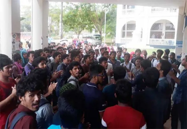 কুবির বাসে সন্ত্রাসী হামলা, শিক্ষার্থীদের ক্লাস পরীক্ষা বর্জন