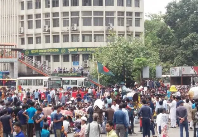 শাহবাগে অবস্থান নিয়েছেন আন্দোলনকারীরা