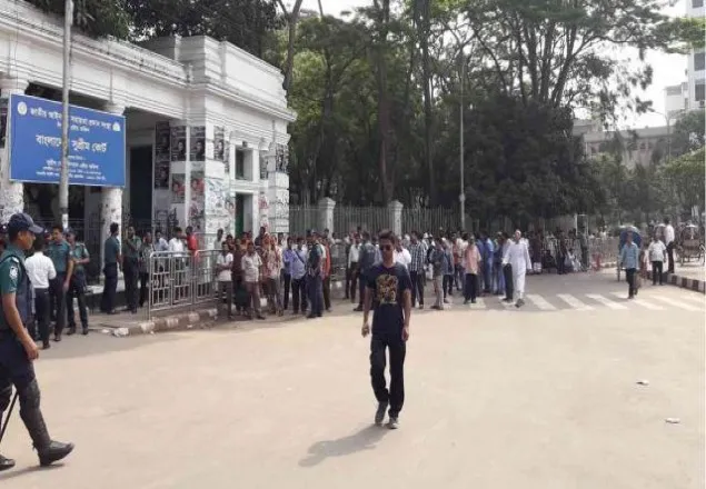  খালেদা জিয়ার রায় জানতে হাইকোর্টের গেটে নেতাকর্মীরা