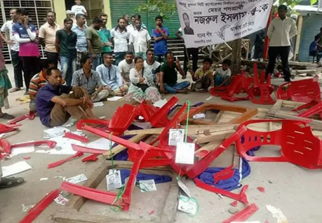 জয় বাংলা স্লোগান দিয়ে ভোট কেন্দ্রে হামলা, ভোট গ্রহণ বন্ধ 
