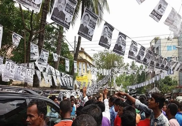 প্রশাসনের উপস্থিতিতে, মঞ্জুর গাড়ি আটকে নৌকার ‘মিছিল’
