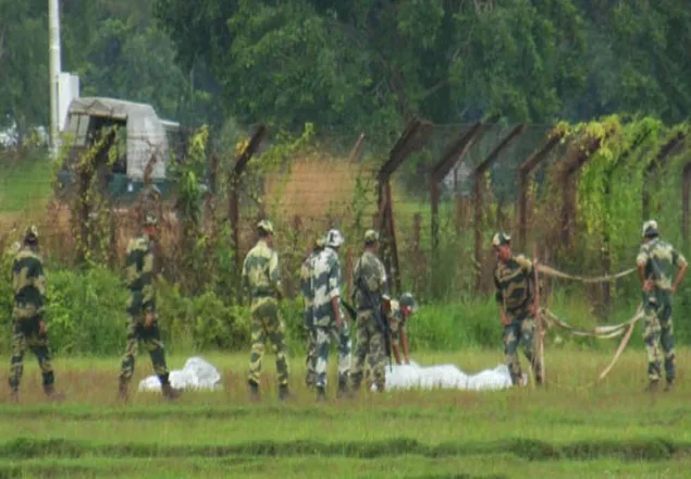 নো ম্যান্স ল্যান্ড ছাড়তে মিয়ানমার সেনাদের মাইকিং