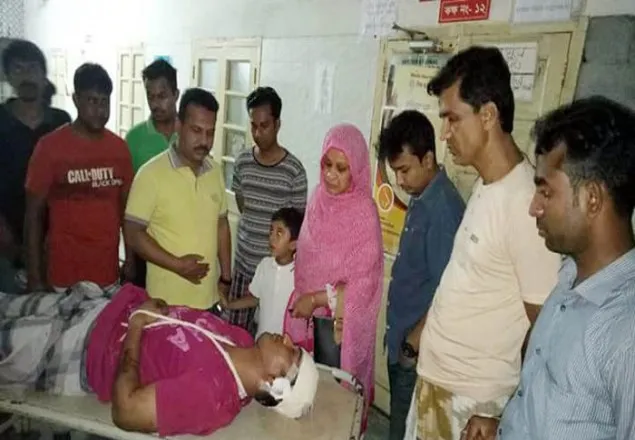 বাড়িতে ঢুকে ছাত্রলীগ নেতাকে কুপিয়ে জখম