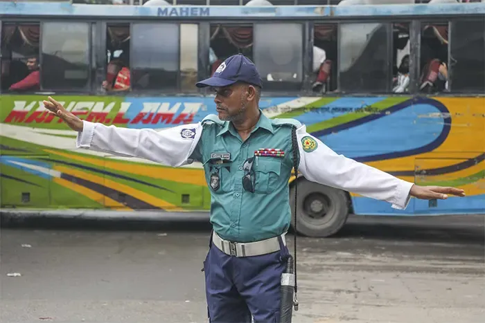 সড়কে ফিরেছে ট্রাফিক পুলিশ সদস্যরা