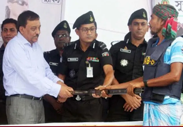 সুন্দরবনের ৫৭ বনদস্যুর আত্মসমর্পণ  