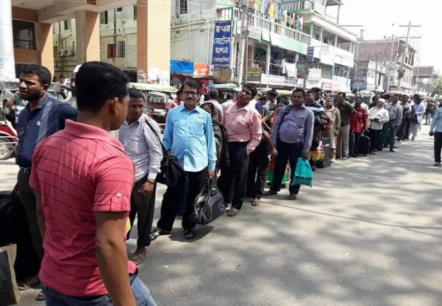 হরিদাসপুর চেকপোস্টে বাংলাদেশী যাত্রীরা শারীরিকভাবে লঞ্চিত 