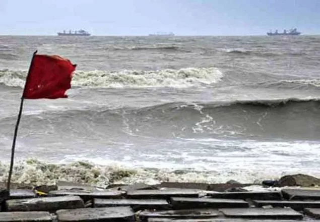 সাগরে নিম্নচাপ, বন্দরে সতর্কসংকেত