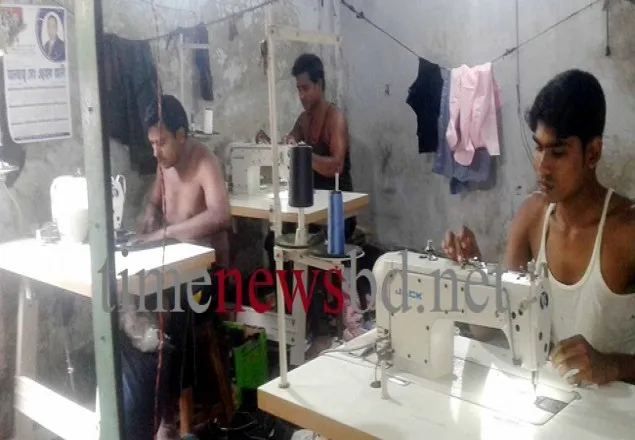 ব্যস্ত সময় পার করছেন রাণীনগরের দর্জিপাড়ার কারিগররা