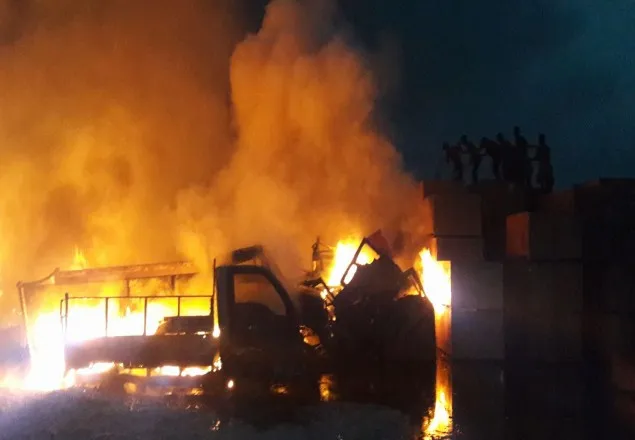 বেনাপোলে অগ্নিকাণ্ডে ১০ কোটি টাকার পণ্য পুড়ে ছাই