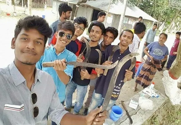 পবিপ্রবিতে অস্ত্র হাতে সেলফি, তোলপাড়