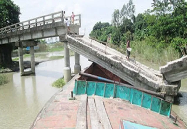 নেত্রকোনায় নির্মাণাধীন সেতু ভেঙ্গে নিহত ২