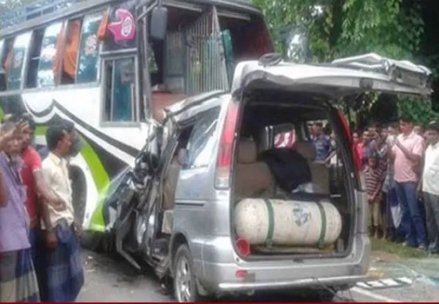 চট্টগ্রামে বাস-মাইক্রোর মুখোমুখি সংঘর্ষ, নিহত ২ 