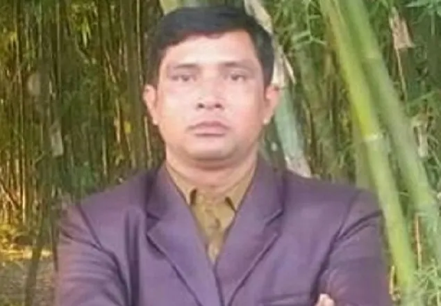 হাতীবান্ধায় মাদক সেবনকালে ভূমি কর্মকর্তা আটক
