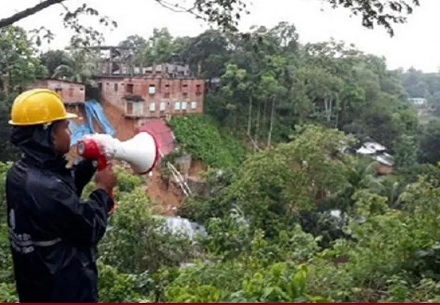 কক্সবাজারে পাহাড় ধসে ও গাছ চাপায় নিহত ২ 