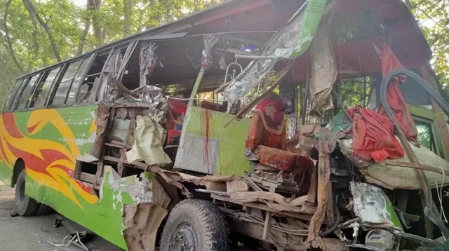 যশোরে যাত্রীবাহী বাস উল্টে নিহত ১, আহত ২০