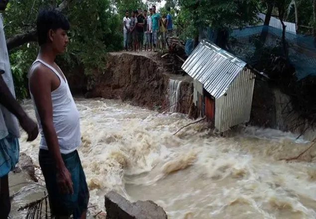ফেনীর মুহুরী নদীর বাঁধ ভেঙ্গে ১১ গ্রাম প্লাবিত
