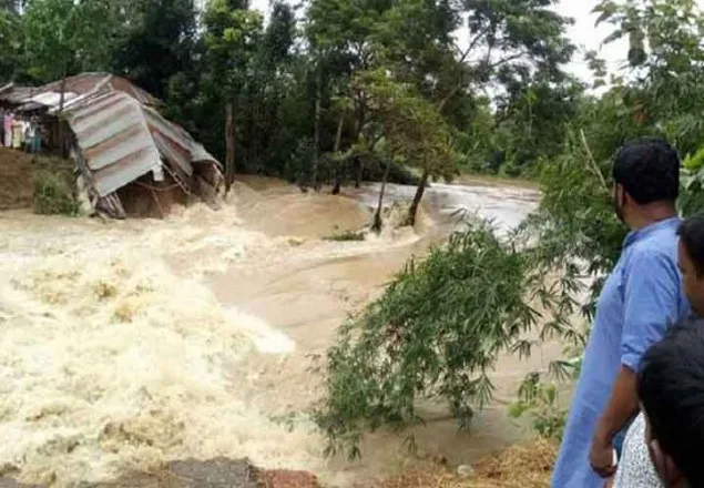 ফেনীতে বাঁধ ভেঙ্গে ২৫টি গ্রাম প্লাবিত