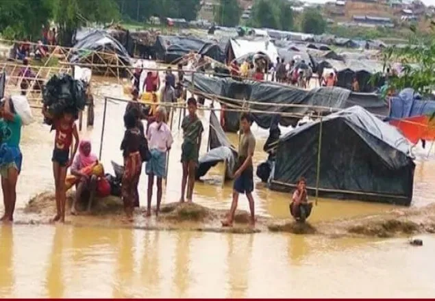 জলকাদায় একাকার রোহিঙ্গা ক্যাম্প   