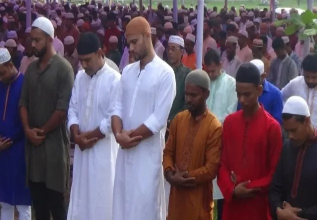 নড়াইলে ঈদের নামাজ আদায় মাশরাফির