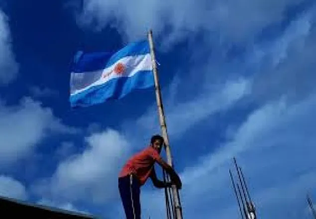 আর্জেন্টিনার পতাকা টানাতে গিয়ে যুবক নিহত
