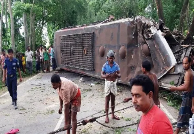 মাদারীপুরে যাত্রীবাহী বাস উল্টে চালক নিহত, আহত ১০