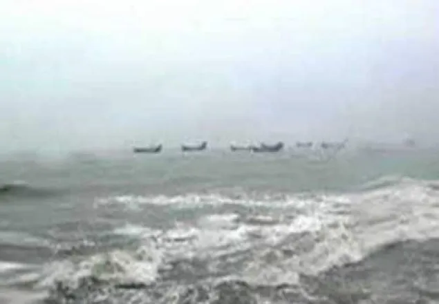 সাগরে ট্রলার ডুবে নিখোঁজ ২১