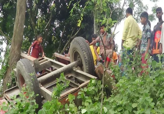 নরসিংদীতে ট্রলি খাদে পড়ে নিহত ২