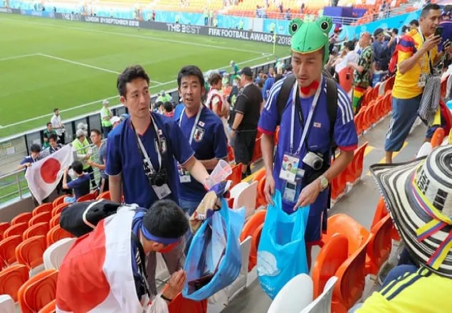স্টেডিয়াম পরিষ্কার করে জয় উদ্‌যাপন!