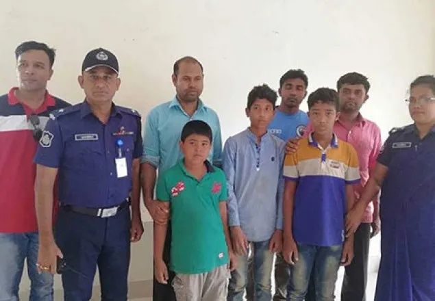 পোকামাকড় খেয়ে দ্বীপে বাস করতে ঘর ছাড়া তিন শিশু