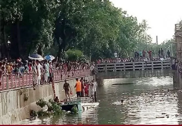 চট্টগ্রামে যাত্রীসহ বাস পুকুরে, ৫ লাশ উদ্ধার 