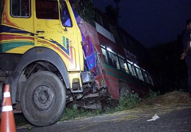 ছয় জেলায় সড়কে ঝরল ৩২ প্রাণ