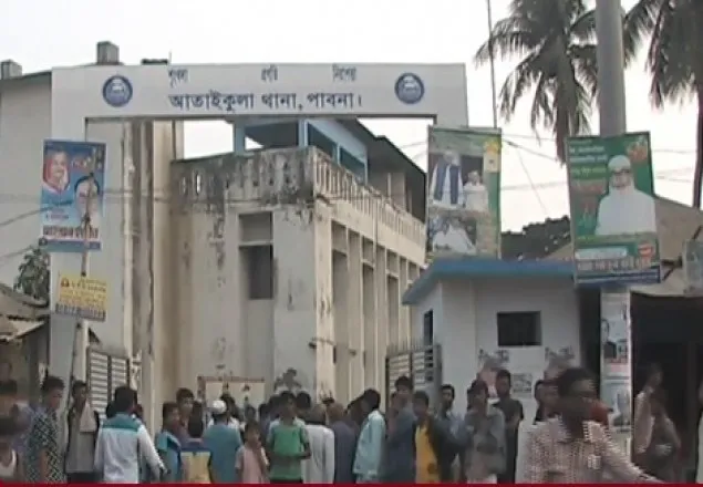 পাবনায় প্রকাশ্যে ২জনকে কুপিয়ে-গুলি করে হত্যা 