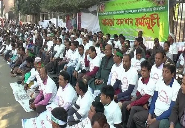 আমরণ অনশনে নন-এমপিও শিক্ষক-কর্মচারীরা