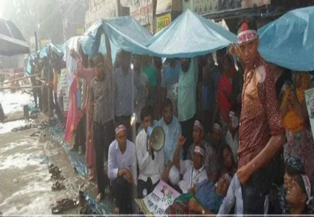 বৃষ্টি উপেক্ষা করে এমপিওভুক্তির দাবিতে অনশনে শিক্ষকরা