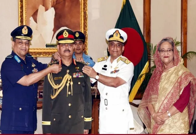 নতুন সেনাপ্রধান’কে পরানো হলো জেনারেল র‌্যাংক ব্যাজ 