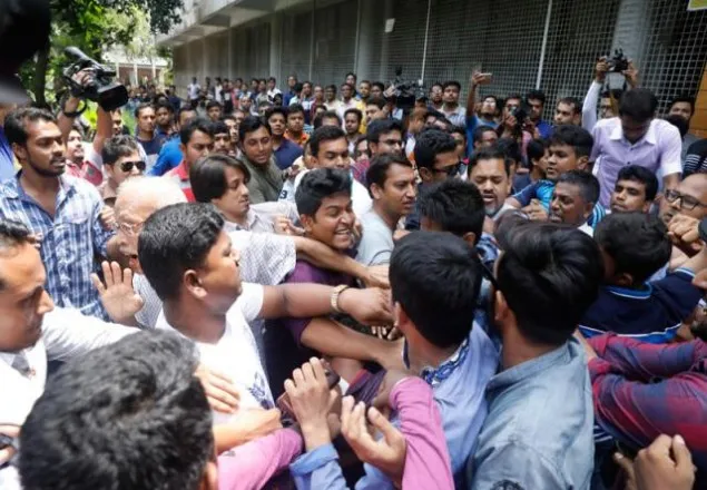 কোটা আন্দোলনকারীদের ওপর ছাত্রলীগের দফায় দফায় হামলা (ভিডিও)