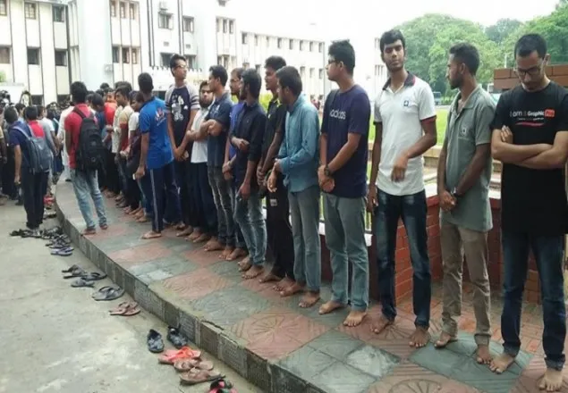 রাবিতে খালি পায়ে মানববন্ধনে ছাত্র-শিক্ষক