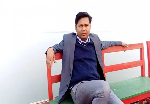 খালি পায়ে প্রতিবাদ, রাবির সেই শিক্ষককে আটকে রেখেছেন সহকর্মীরা!