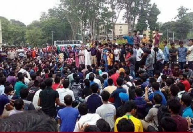 ঢাবি প্রক্টরের পদত্যাগ দাবিতে শিক্ষার্থীদের বিক্ষোভ   