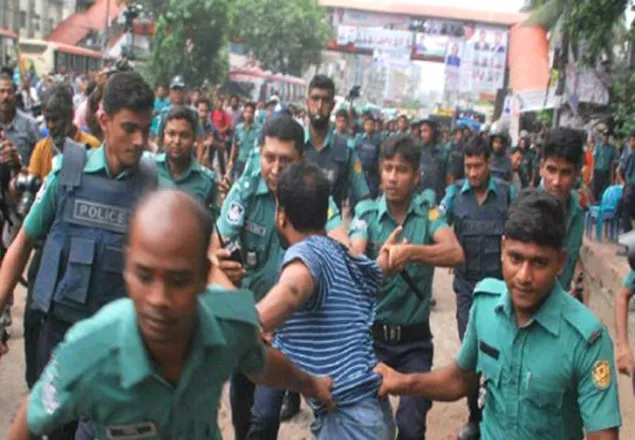 পুলিশের বাধায় অভিভাবকদের সভা পণ্ড; জাবির শিক্ষকতসহ আটক ২