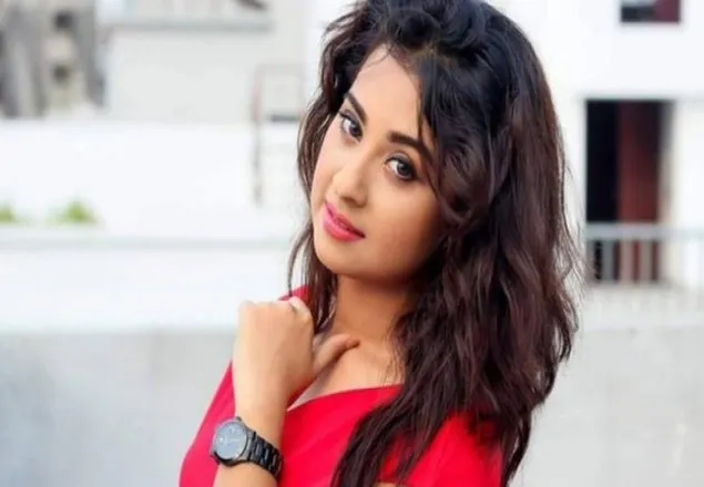 সরে দাঁড়ালেন বুবলী