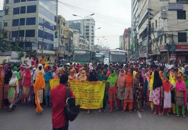 কারওয়ান বাজারে সড়ক অবরোধ করে পোশাক শ্রমিকদের বিক্ষোভ
