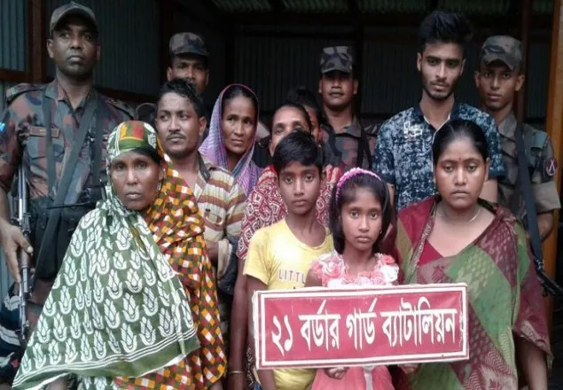 বেনাপোল সীমান্তে ১২ নারী-পুরুষ আটক
