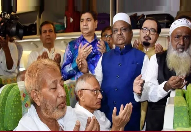 ৪১৯ যাত্রী নিয়ে প্রথম হজ ফ্লাইট ঢাকা ছাড়লো 