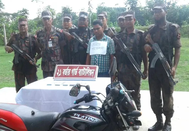 বেনাপোলে ৫০ হাজার মার্কিন ডলারসহ যুবক আটক