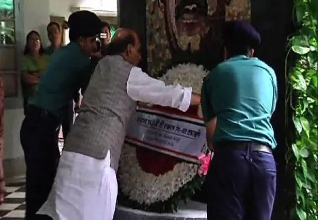 বঙ্গবন্ধুর প্রতিকৃতিতে রাজনাথ সিংয়ের শ্রদ্ধা নিবেদন