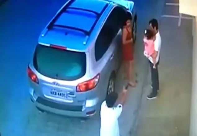 মেয়েকে স্ত্রীর কোলে দিয়ে গুলি খেলেন বাবা