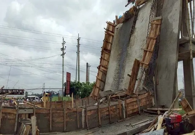 ধসে পড়েছে নির্মাণাধীন কারাগারের প্রধান ফটক