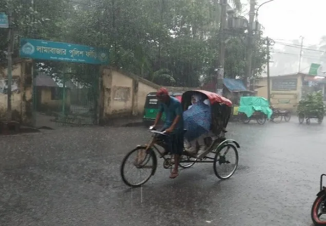 লঘুচাপে সকাল থেকেই ঢাকার আকাশে বৃষ্টি