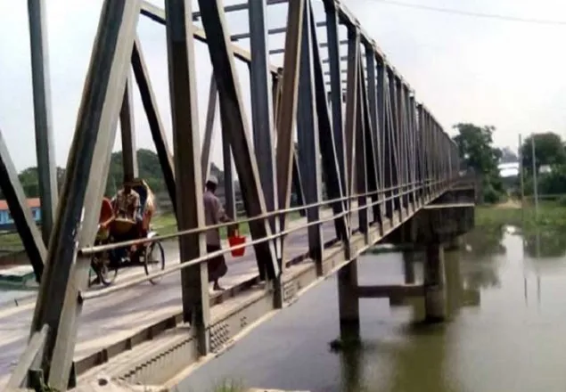 গৌরনদীতে ব্রিজ ধসে ঢাকা-বরিশাল যান চলাচল বন্ধ